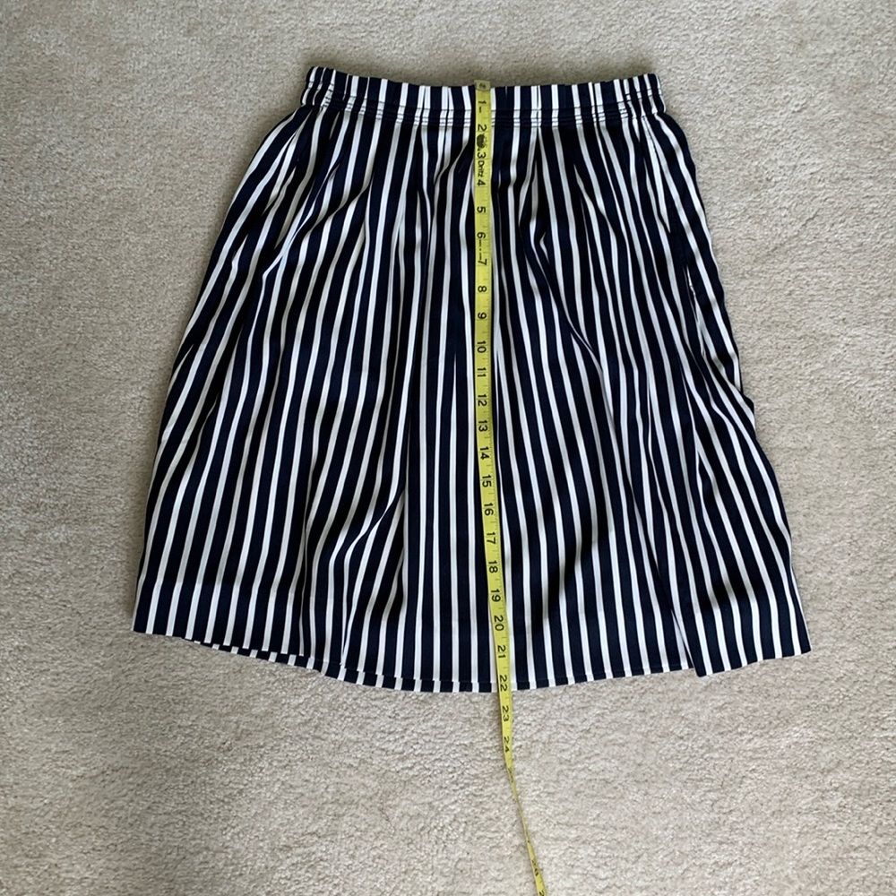 Like new J Crew Factory Pleated Pull On Skirt with Pockets!  Blue stripe size 2